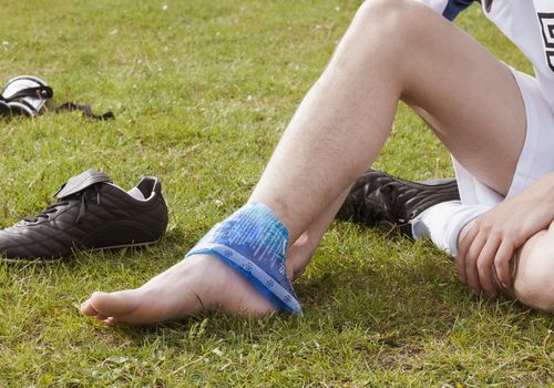 soccer player icing ankle 59d4d428054ad90010127473 (1)